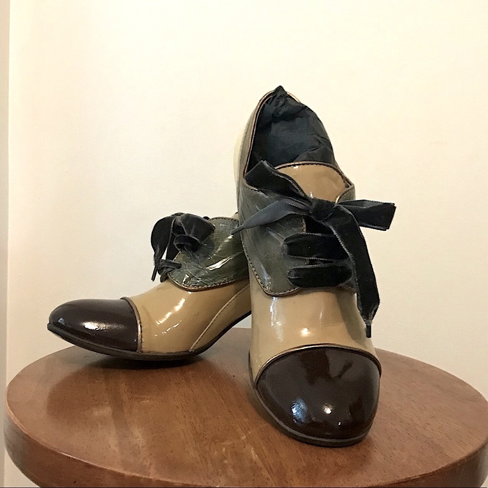 Vintage style patent leather spectator pumps